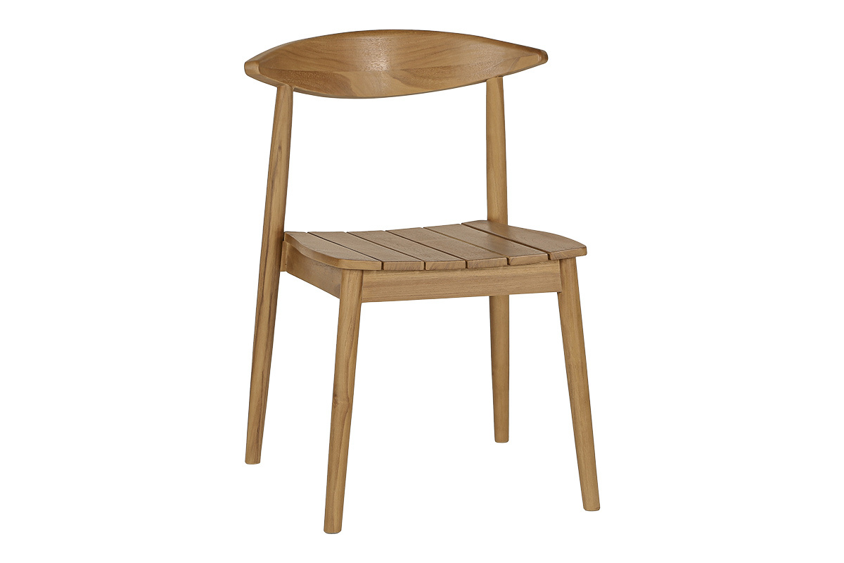 Silla de jard�n apilable de teca maciza, vista de 3/4, con dise�o limpio y acabados naturales.