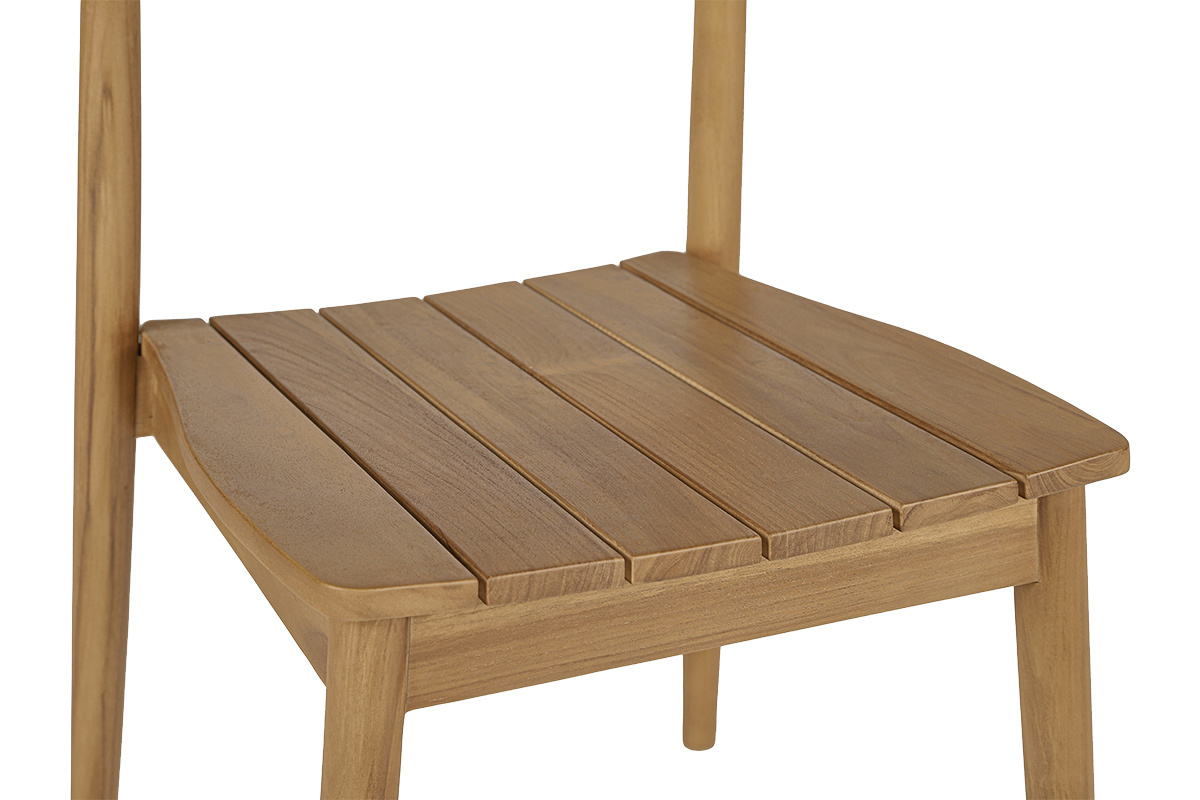 Vista detallada de una silla de jard�n de teca maciza, mostrando el asiento de dise�o con listones