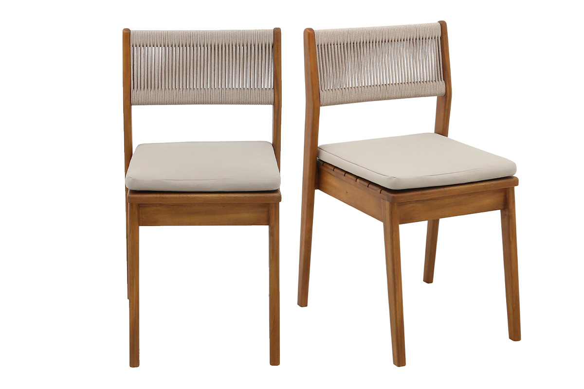 Dos sillas de jard�n de madera y cuerda trenzada, vista frontal.