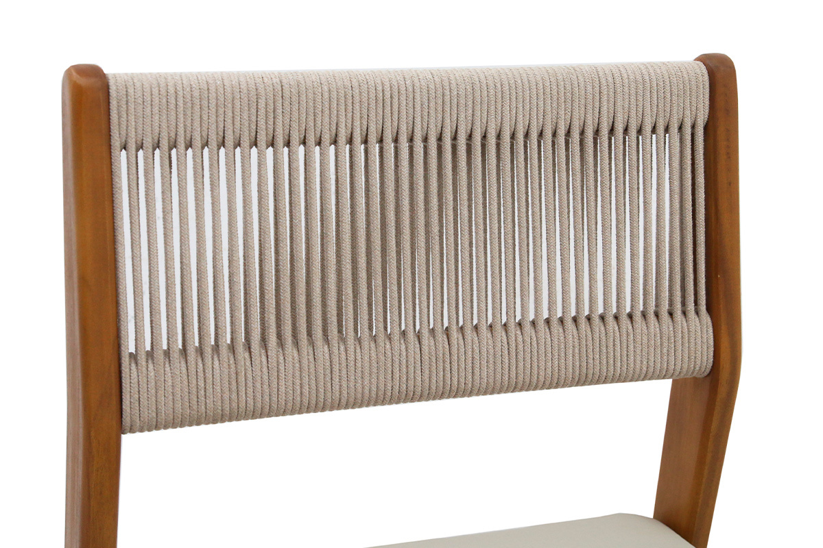 Respaldo de silla de cuerda trenzada beige y madera maciza, vista frontal.