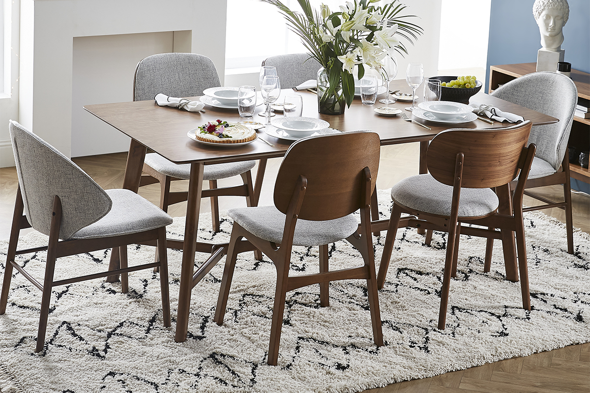 Sillas de madera clara de fresno SOQUETTE alrededor de una mesa, ambiente escandinavo y retro.
