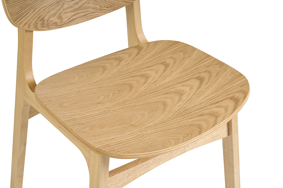 Detalle de una silla de madera clara de fresno, con asiento y respaldo curvados