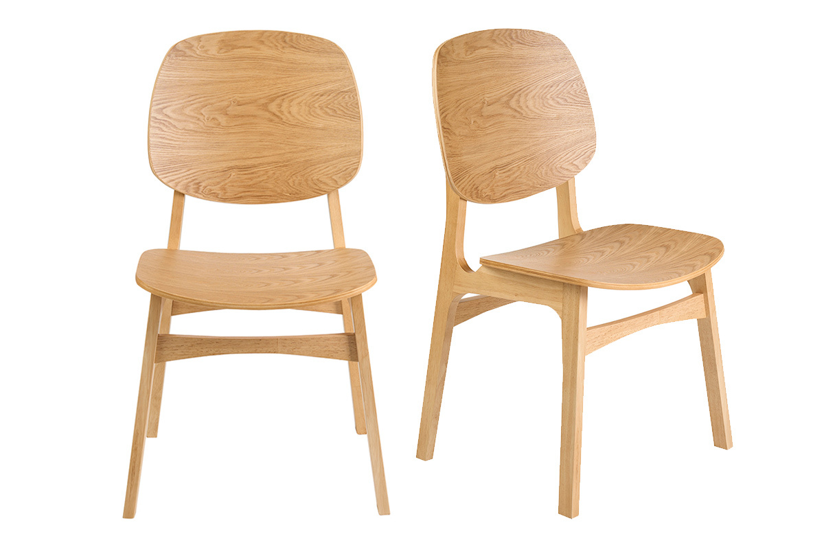 Juego de 2 sillas de madera clara de fresno con dise�o escandinavo, vista frontal.