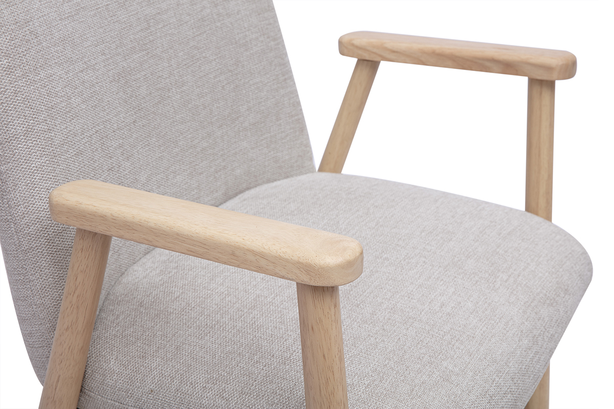 Detalle de una silla de tela beige con reposabrazos de madera clara, vista de cerca