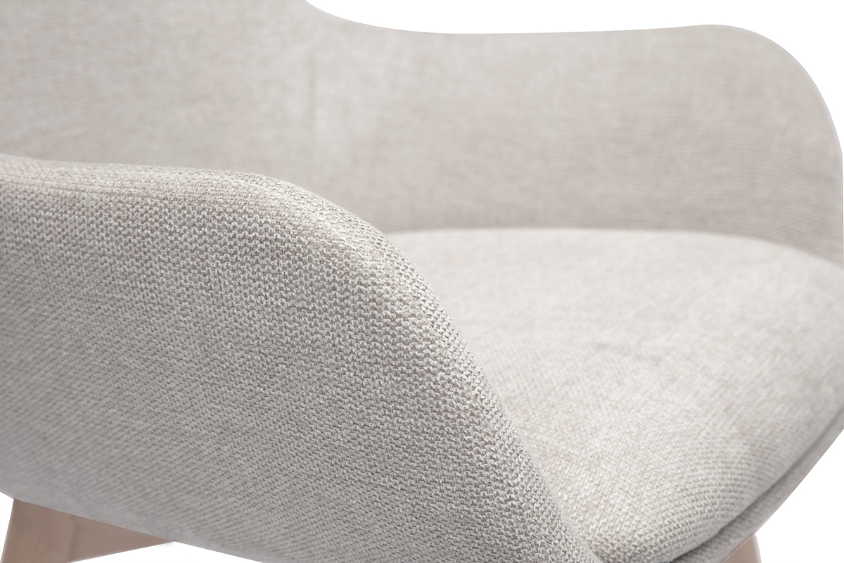 Zoom en el reposabrazos y asiento de tela efecto terciopelo texturado beige de la silla ALESS.