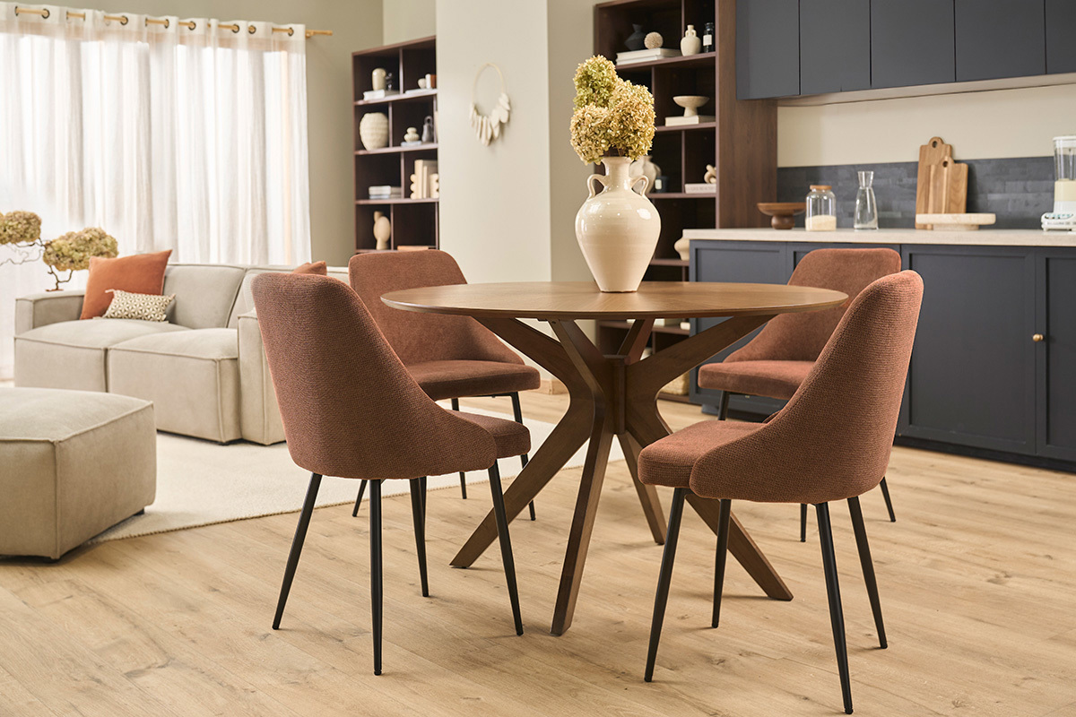 Sillas de tela de chenilla color tierra quemada alrededor de una mesa de madera, decoraci�n moderna.