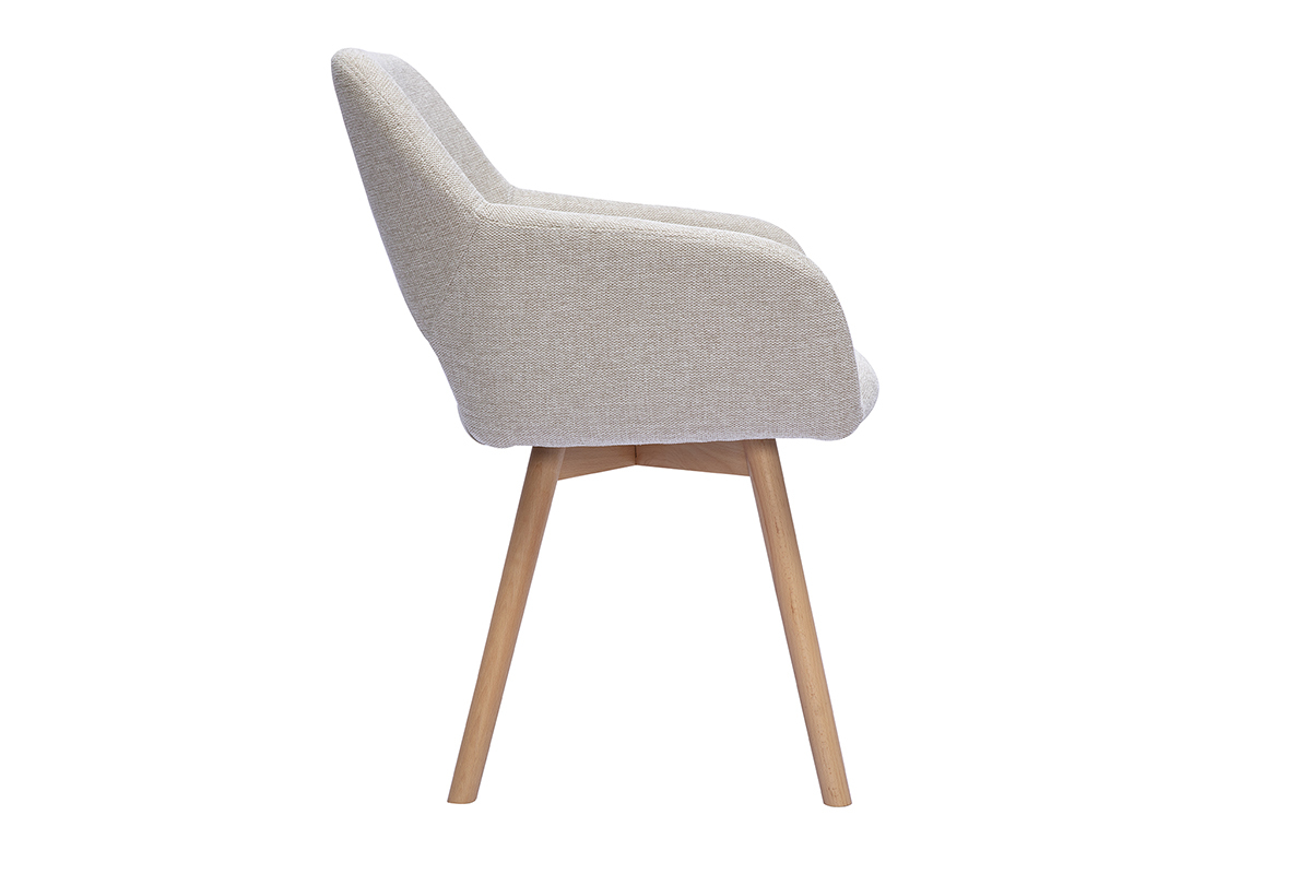 Silla de tela con efecto terciopelo texturizado beige con reposabrazos, vista de perfil sobre patas de madera clara.