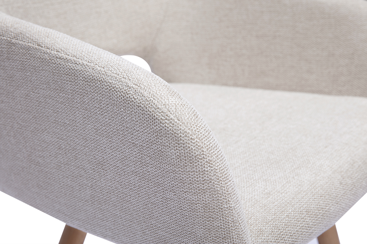 Detalle de una silla de tela beige con efecto terciopelo texturizado, vista de cerca con reposabrazos.