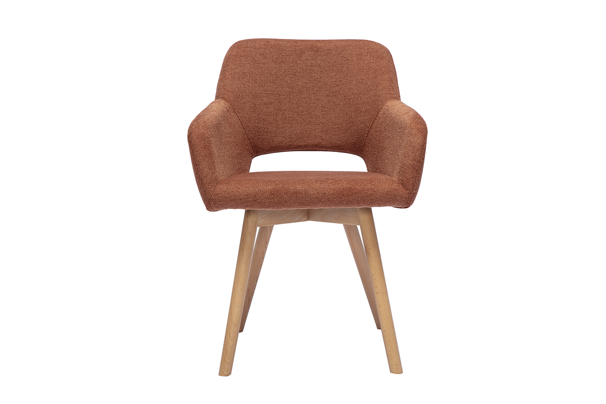 Silla de tela con color tierra quemada, con reposabrazos y patas de madera clara, vista frontal.