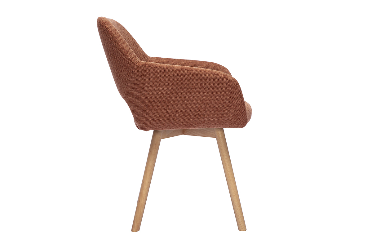 Silla de tela efecto terciopelo color tierra quemada con reposabrazos, vista de perfil, patas de madera clara.