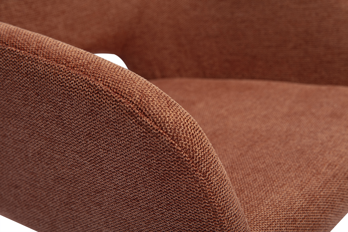 Detalle de una silla de tela con efecto terciopelo texturizado color tierra quemada, vista de cerca.