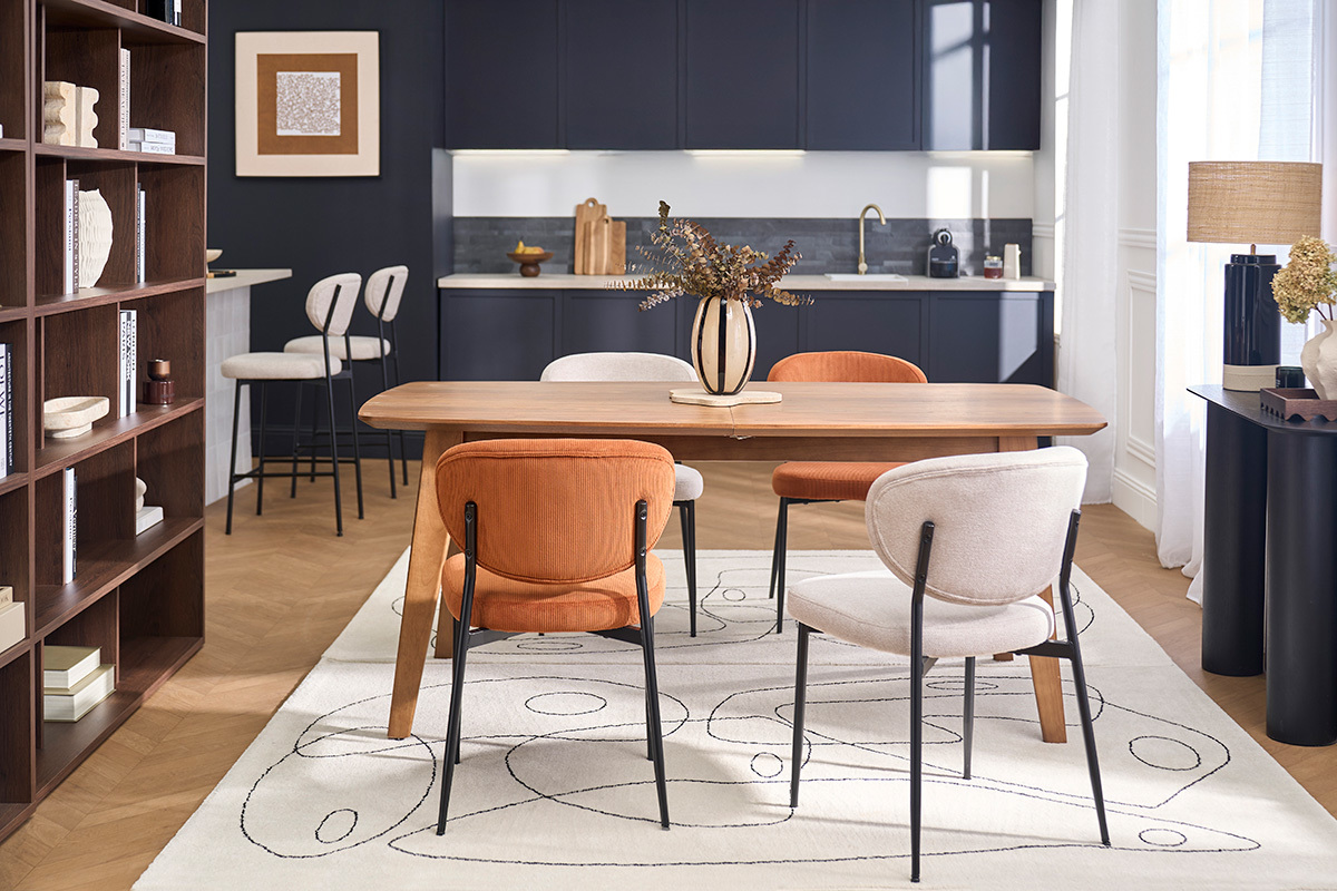 Sillas de tela alrededor de una mesa de madera, decoraci�n moderna.
