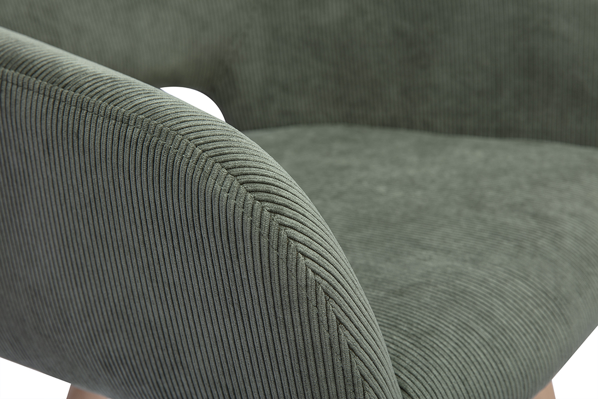 Detalle de una silla de tela de terciopelo acanalado verde caqui, vista de cerca, mostrando el asiento y el respaldo.