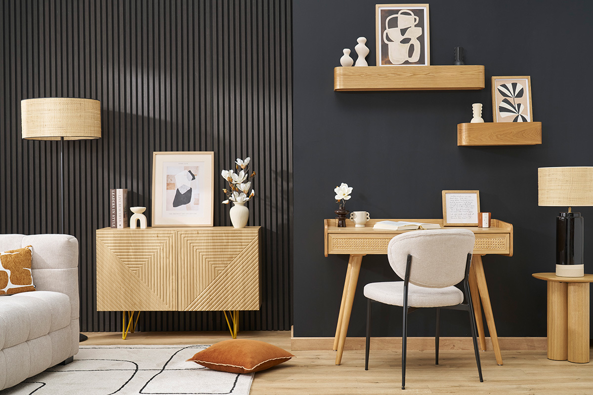 Sillas de tela efecto terciopelo beige con estructura de metal negro, en un decorado moderno.
