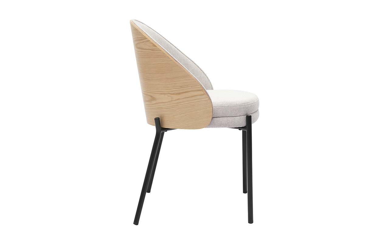 Silla beige de terciopelo, vista lateral, respaldo de madera clara, patas de metal negro.