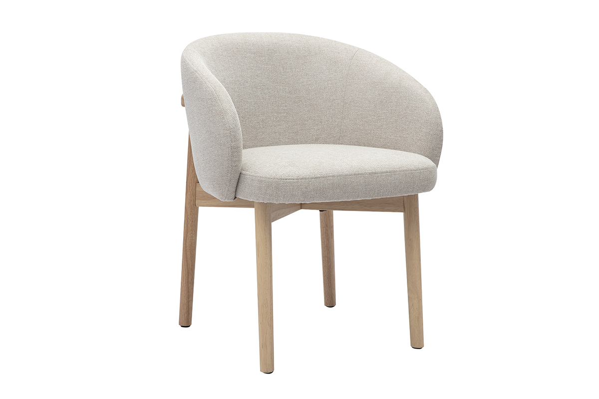 Silla TORVI de tela beige con efecto terciopelo y madera clara, vista en tres cuartos