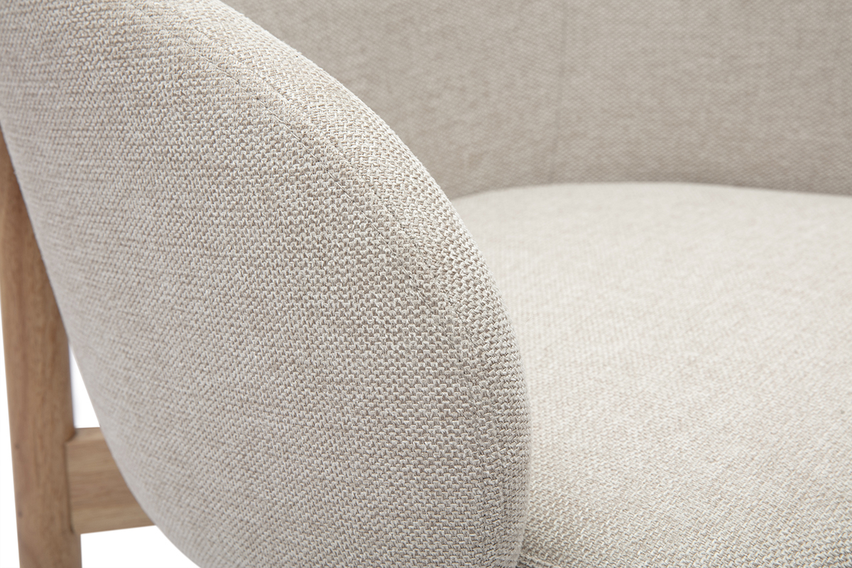 Detalle de una silla TORVI de tela con efecto terciopelo texturizado beige, vista de cerca.