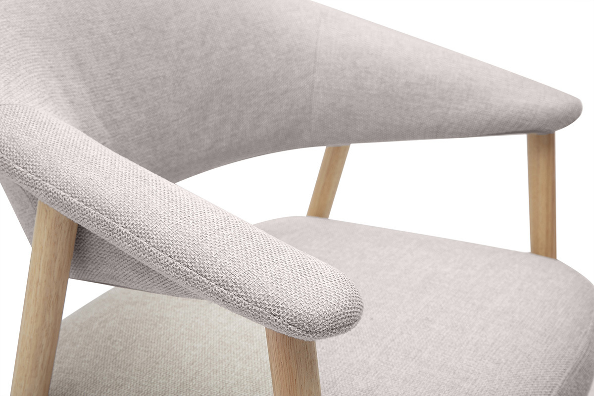 Silla de tela efecto terciopelo texturizado beige con reposabrazos de madera clara, vista de cerca.