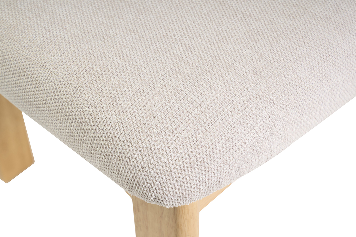 Vista en primer plano de la tela beige texturizada y las patas de madera clara de fresno de una silla NORMI.