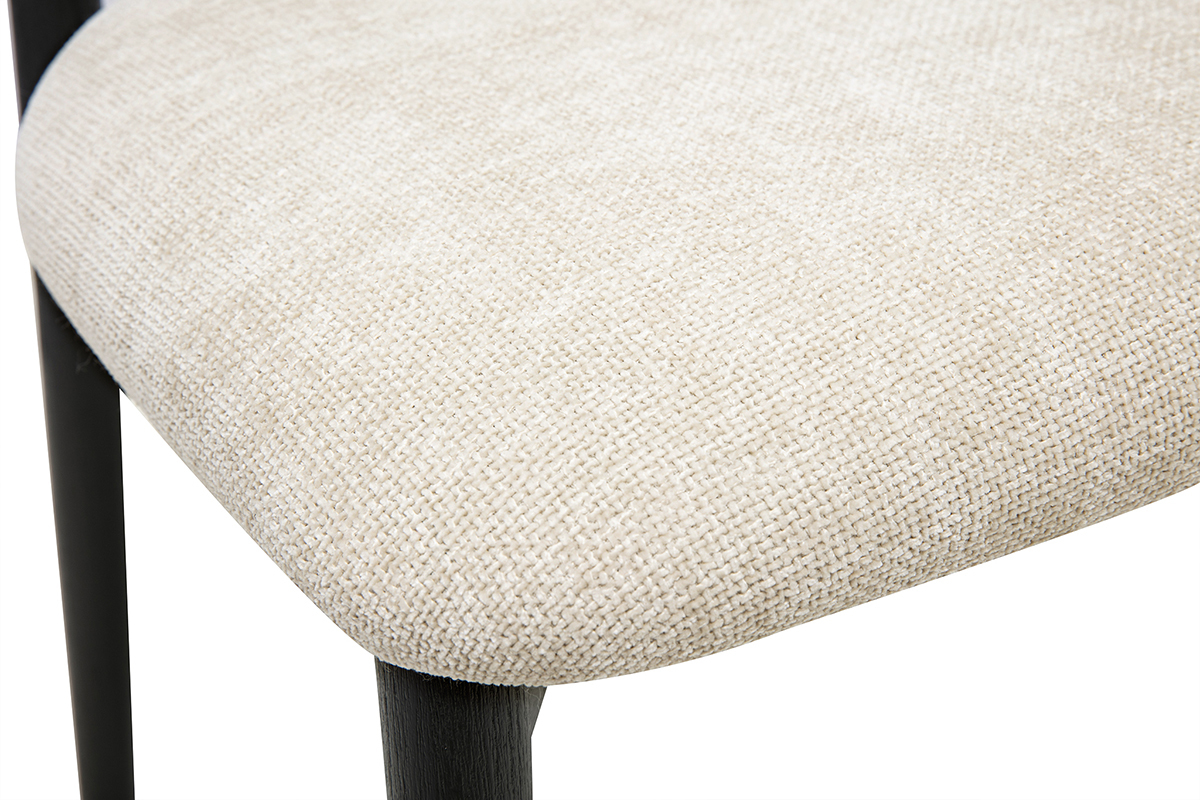 Detalle del tejido beige texturizado y de las patas de madera negra de una silla SIAME
