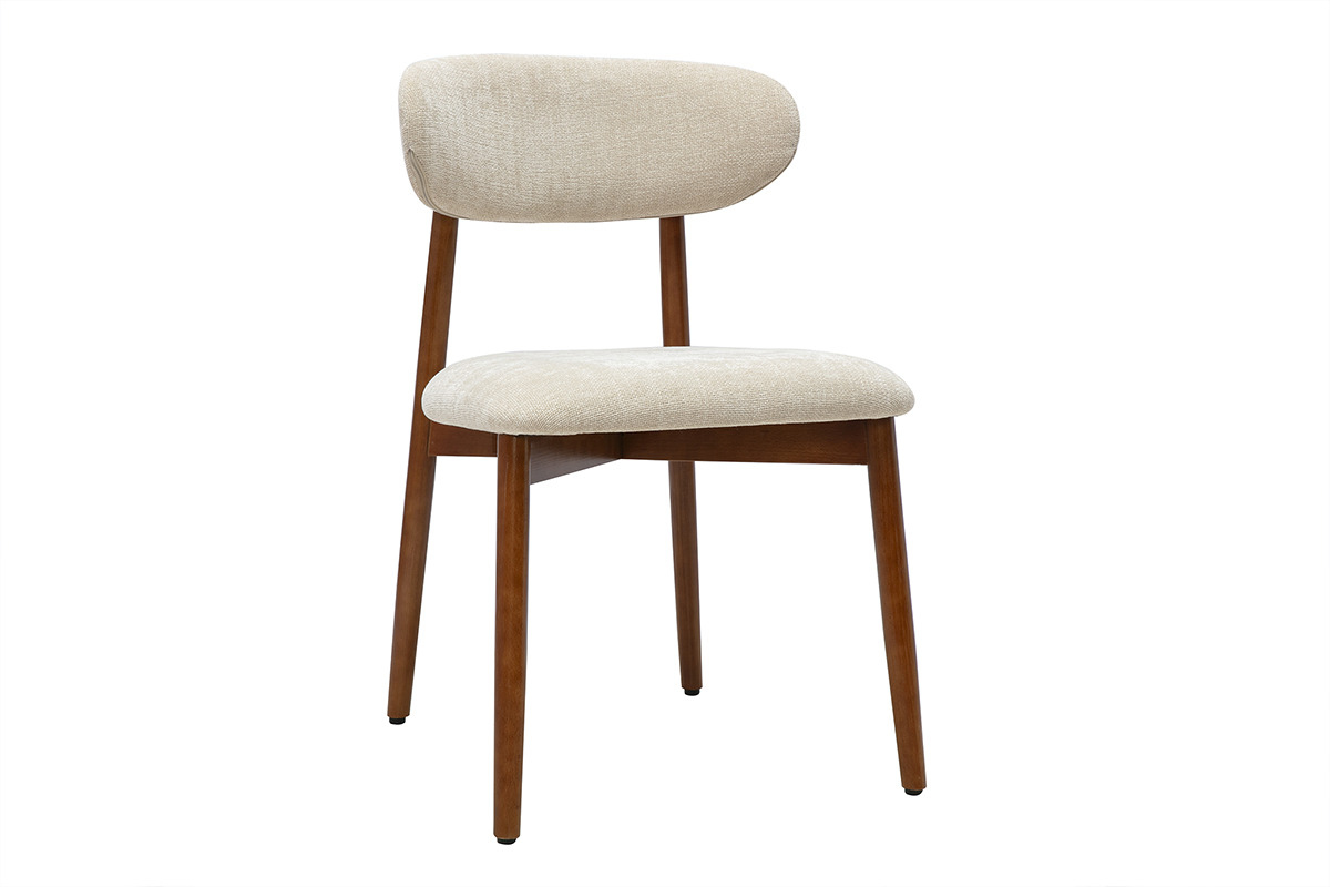 Silla de tela beige con efecto terciopelo, respaldo redondeado y patas de madera oscura, vista en 3/4.