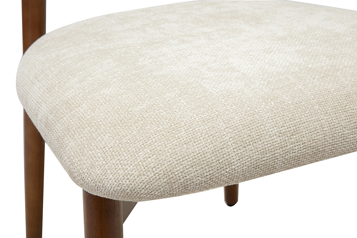Detalle del tejido con efecto terciopelo texturizado beige y de las patas de madera oscura de una silla SIAME.