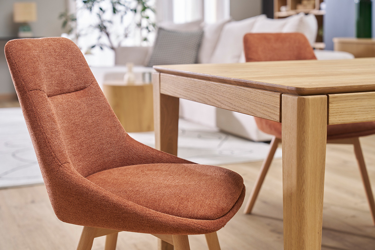 Sillas de tela efecto terciopelo texturizado en color tierra quemada y madera clara (lote de 2) ALESS