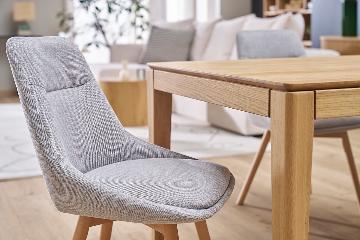 Sillas de tela efecto terciopelo texturizado gris claro y madera clara (lote de 2) ALESS