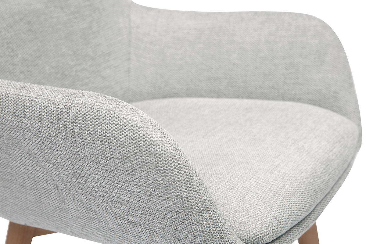 Detalle silla ALESS tejido efecto terciopelo gris claro, reposabrazos y asiento.
