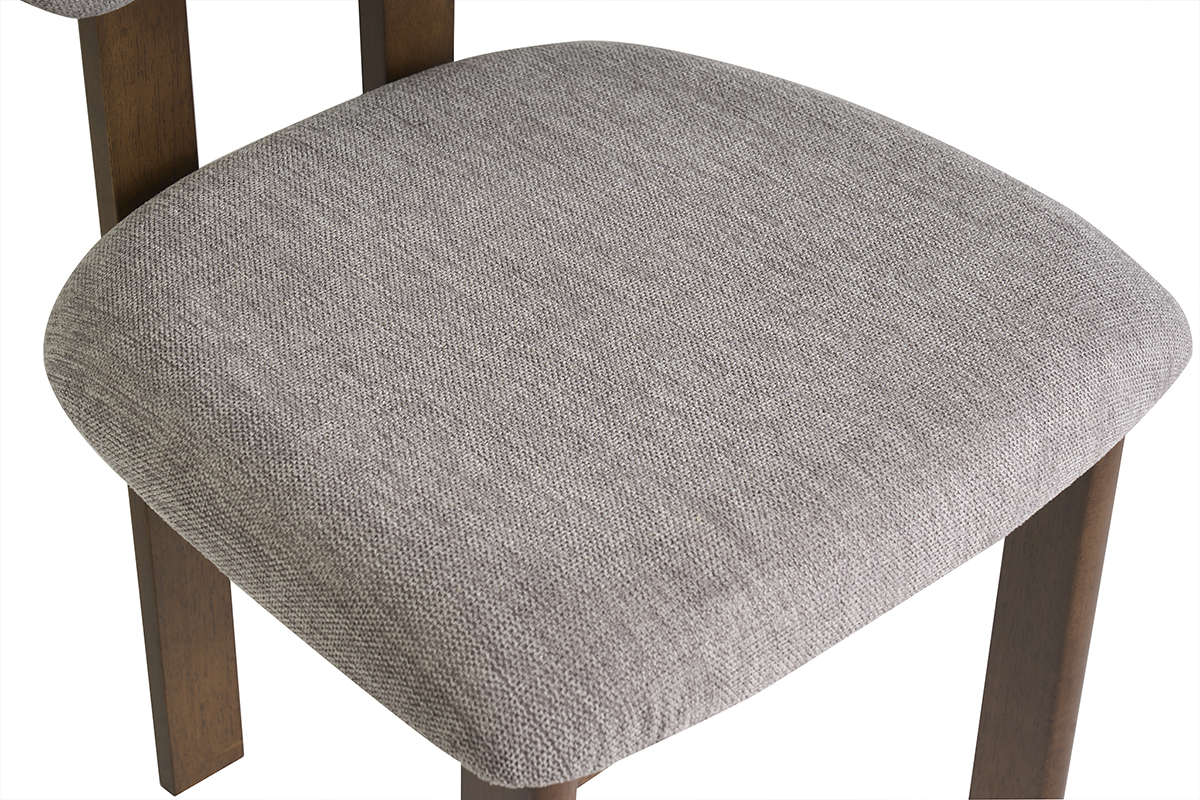 Detalle del tejido con efecto de terciopelo texturizado gris sobre una silla NORMI con estructura de madera oscura nogal.