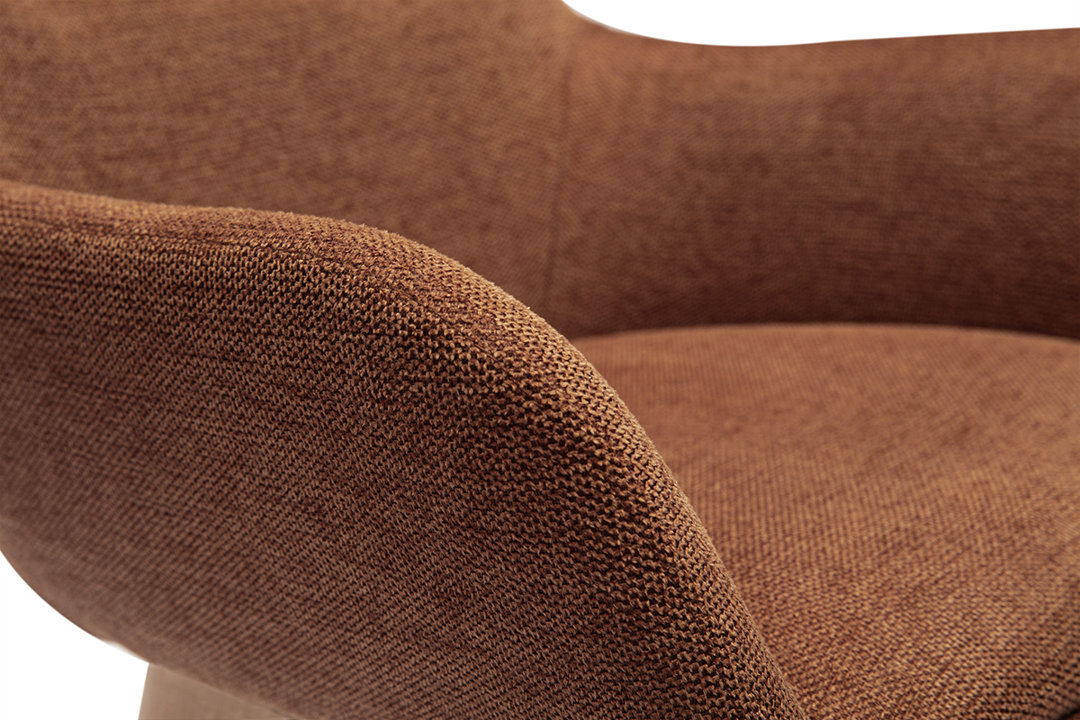 Detalle de la tela de terciopelo texturizado tierra quemada de una silla ALESS.