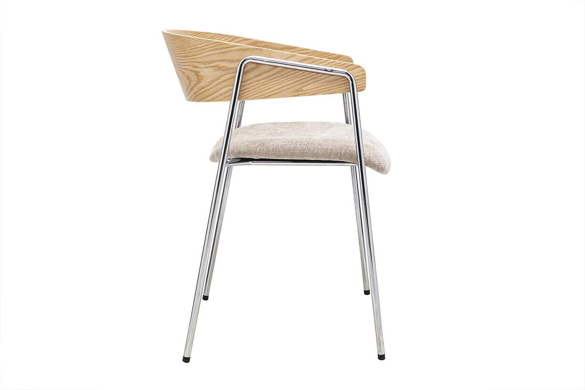 Silla tapizada en tejido efecto terciopelo topo con respaldo de madera clara y patas de metal cromado, vista de perfil.