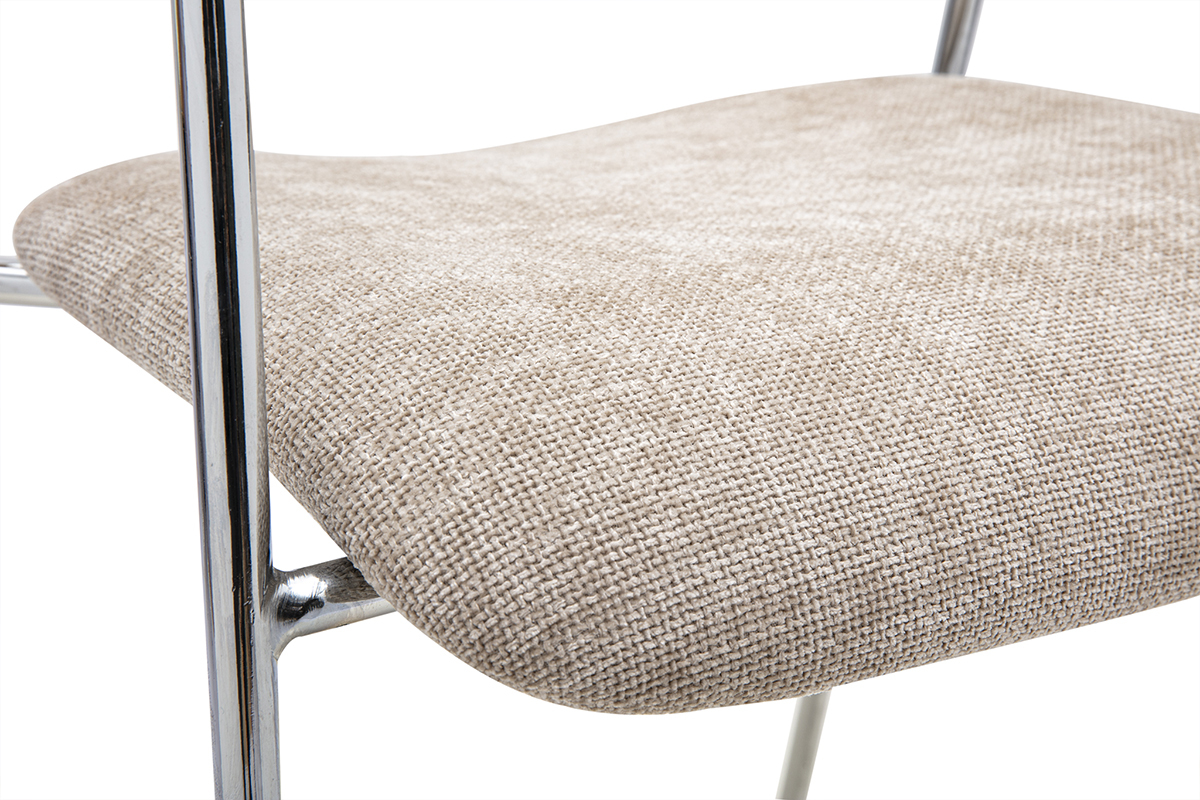 Detalle de la silla de tela con efecto terciopelo topo con patas de metal cromado, vista cercana.