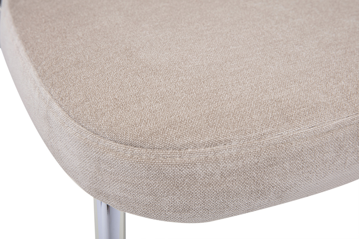 Primer plano del asiento en tejido con efecto terciopelo topo y base de metal cromado de la silla BREKA.