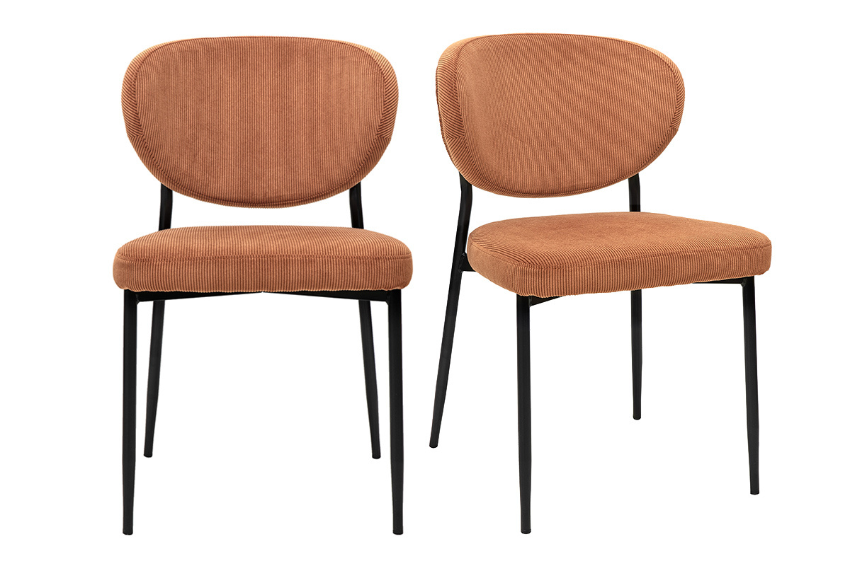 Dos sillas BREKA en terciopelo acanalado color tierra quemada y metal negro, vista frontal.