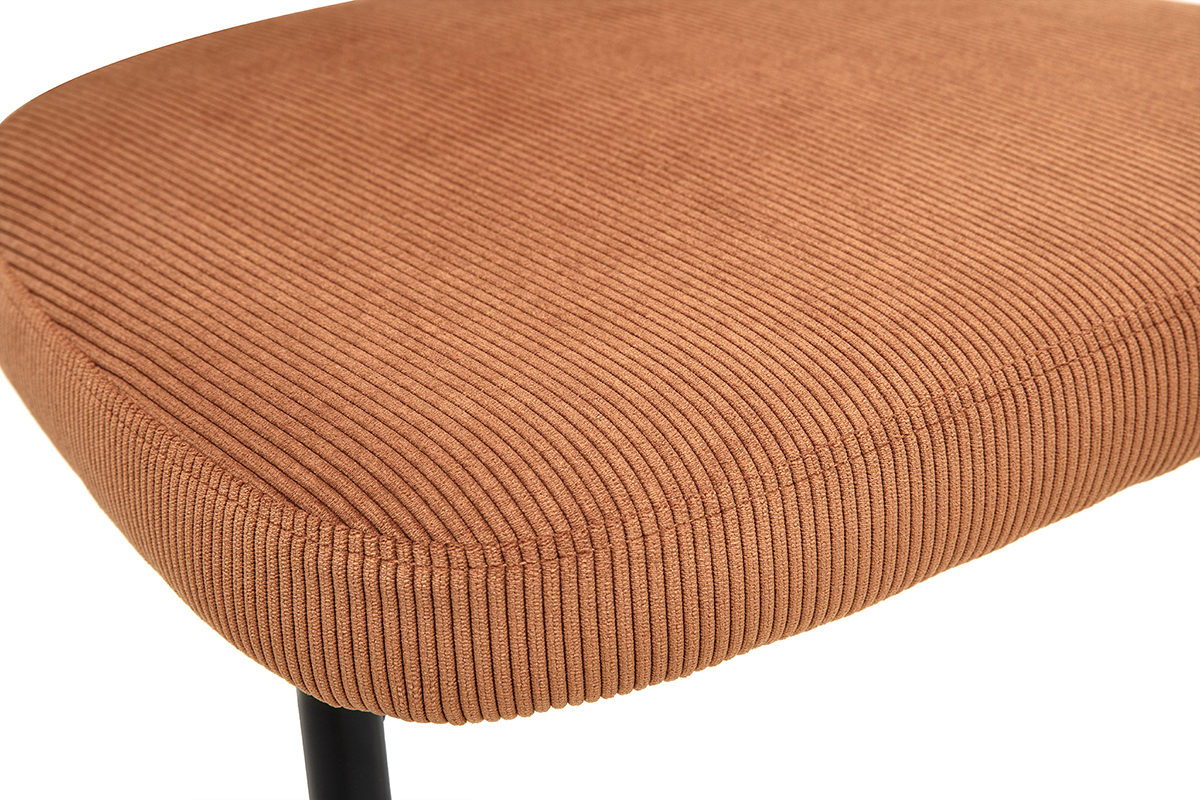 Primer plano del asiento de pana en color tierra quemada de la silla BREKA.