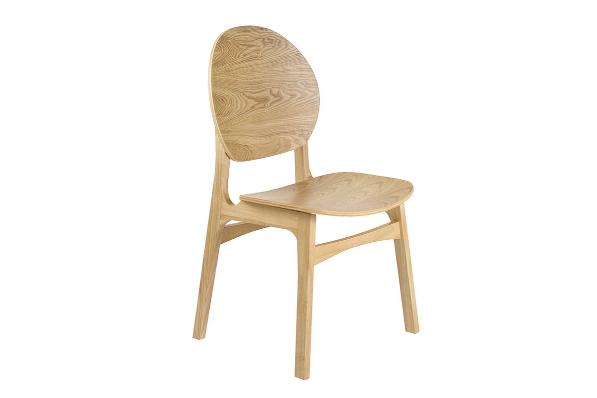 Silla escandinava de madera clara, vista de 3/4, dise�o original y respaldo curvado.