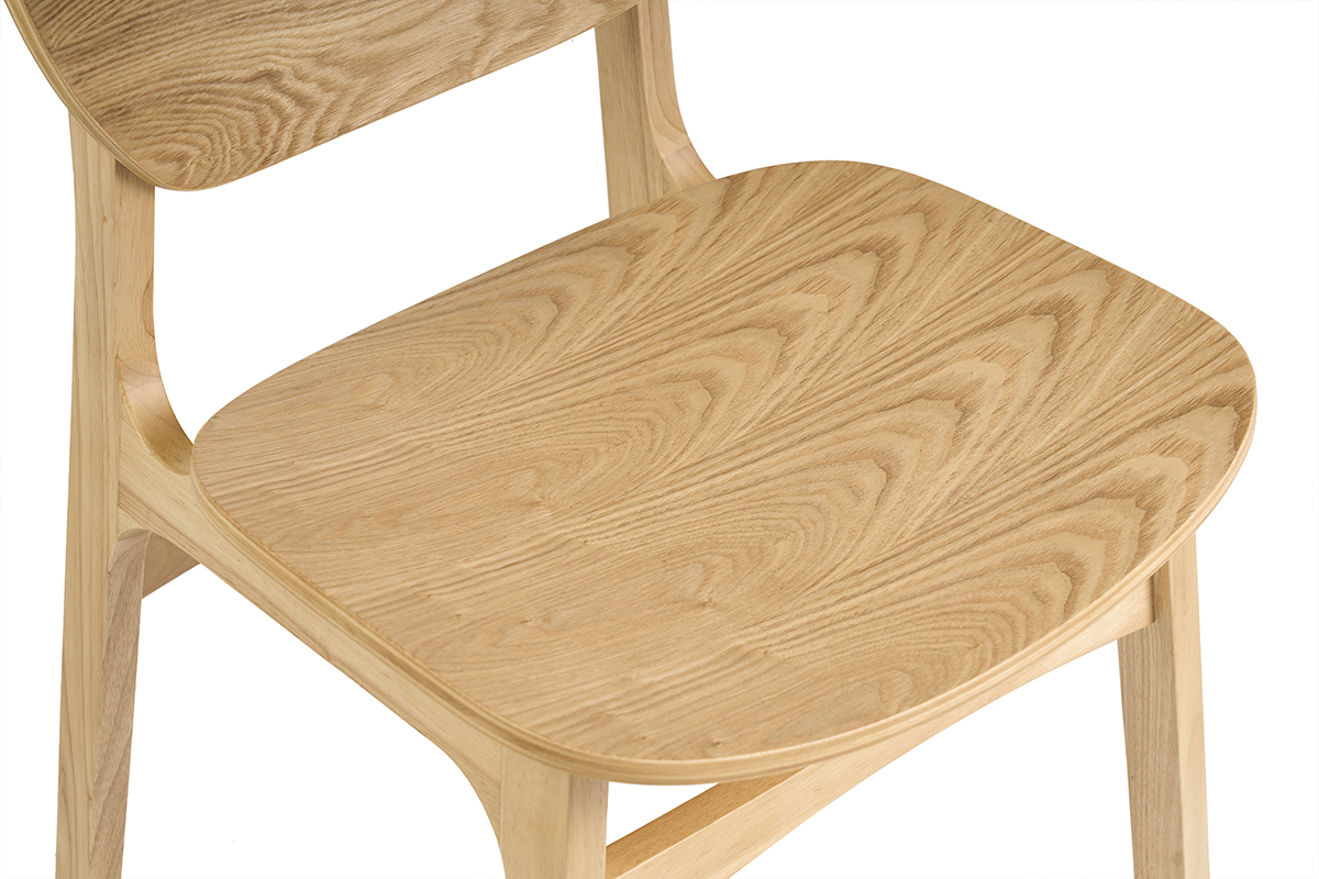 Detalle de una silla escandinava ELTON de madera clara, vista desde arriba, con asiento de madera de roble.