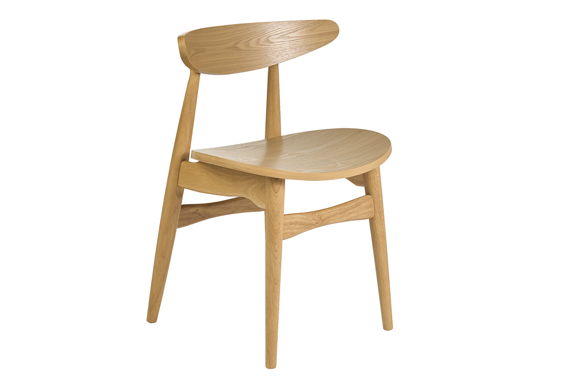 Silla escandinava de madera clara, vista en 3/4, dise�o depurado con asiento en chapa de fresno.