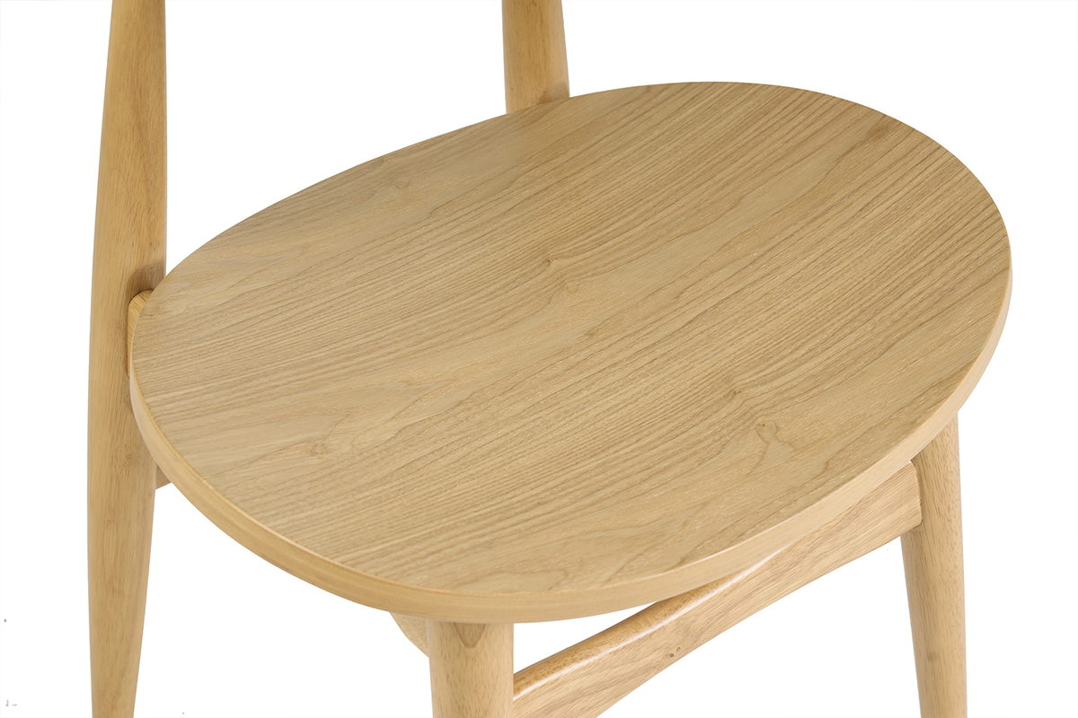 Detalle del asiento de madera clara de las sillas escandinavas WALFORD, vista desde arriba.
