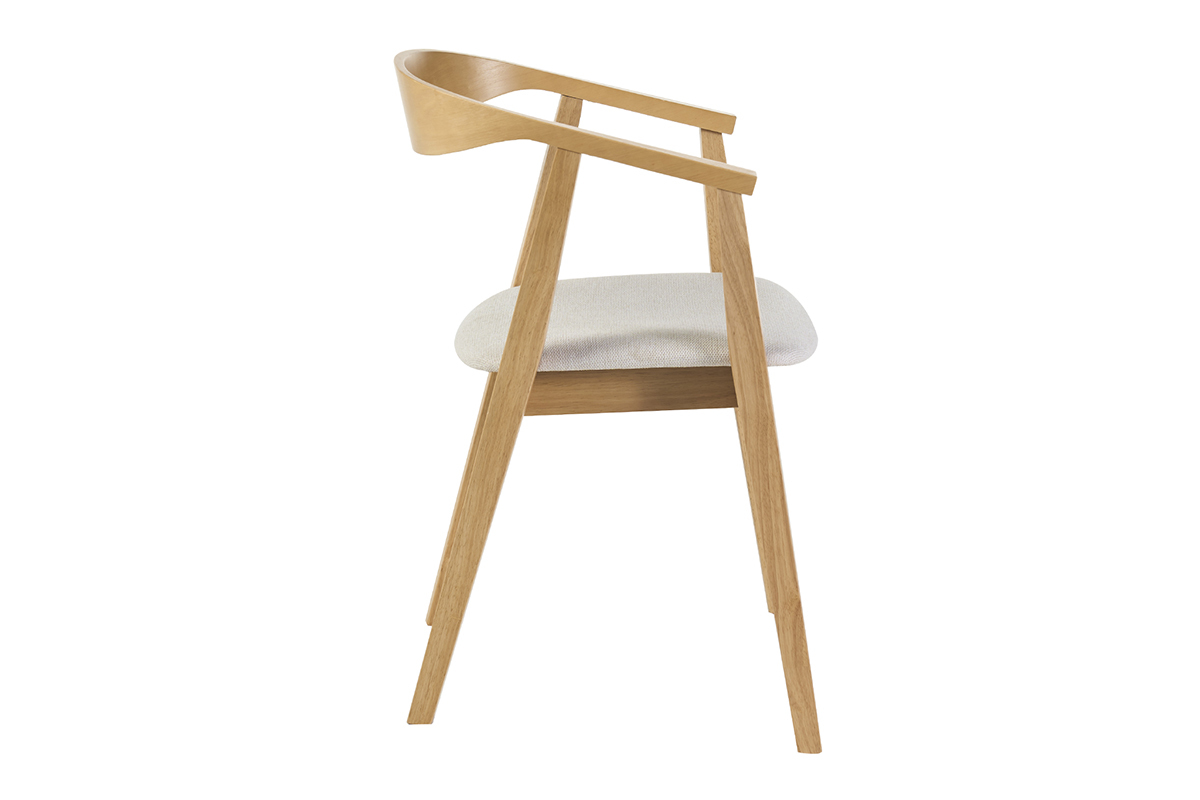 Silla escandinava de madera clara con asiento de tela de terciopelo beige, vista de perfil.
