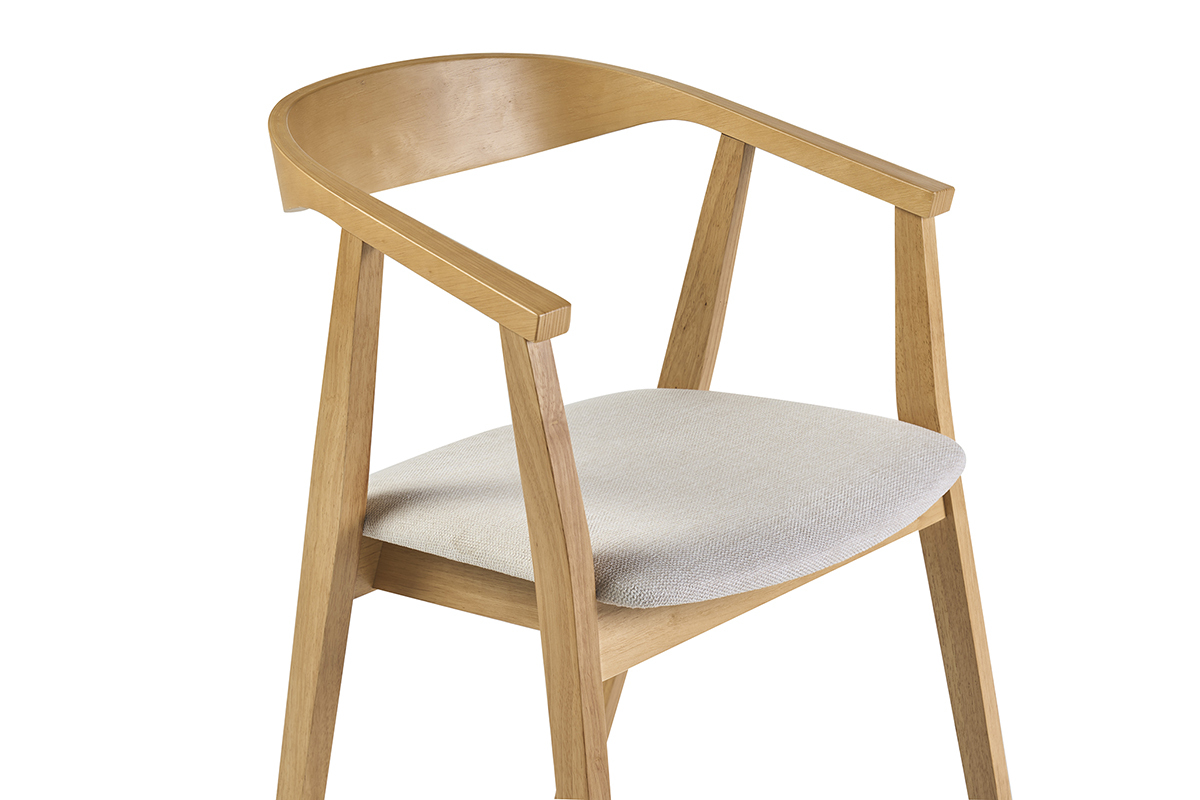 Silla escandinava BAHIA de madera clara con reposabrazos y asiento de tela beige, vista de 3/4
