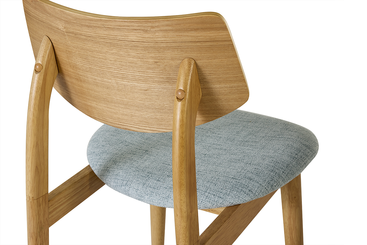 Silla escandinava de madera clara y asiento de tela verde celad�n vista de atr�s.