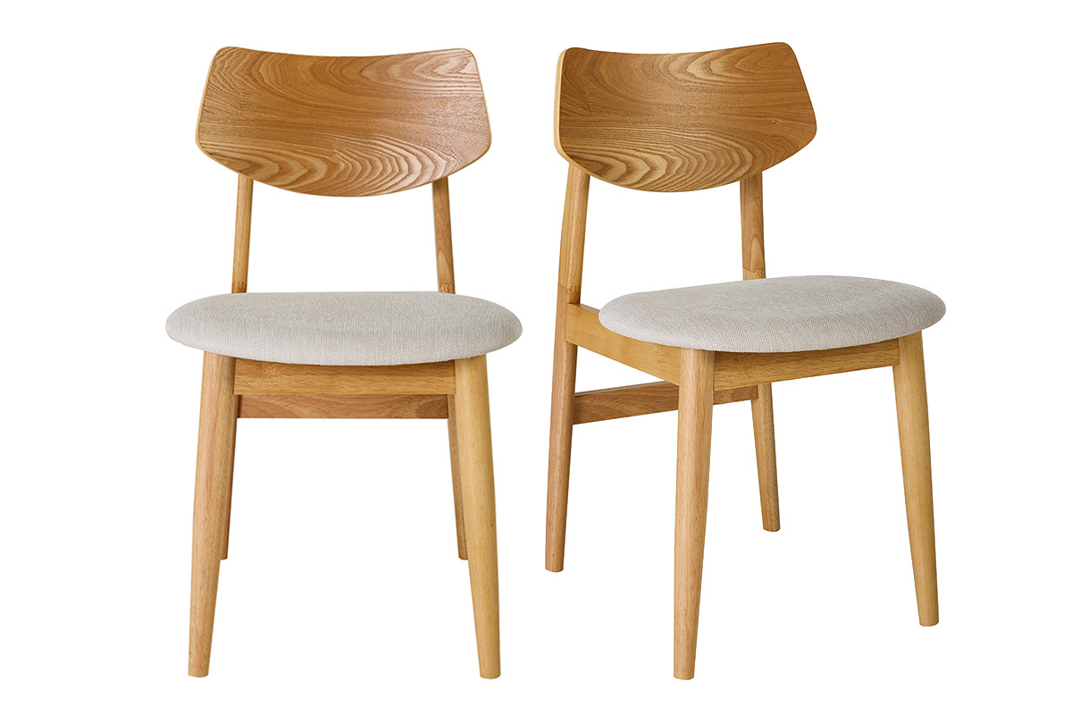 Dos sillas escandinavas de madera clara con asiento de tela efecto terciopelo beige, vista de frente.