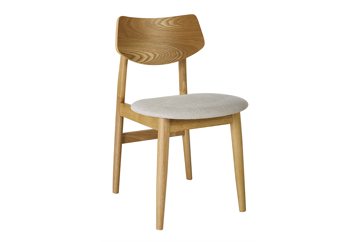 Silla de madera clara con asiento de tela beige, vista de 3/4.