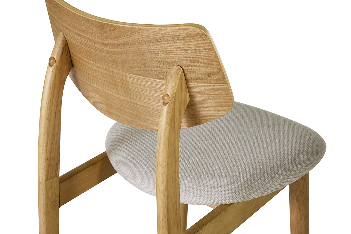 Silla escandinava de madera clara y tela beige, vista trasera en �ngulo.