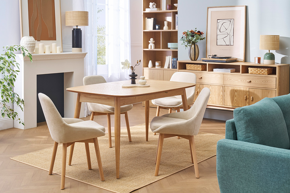 Sillas escandinavas de tela beige en un comedor contempor�neo.
