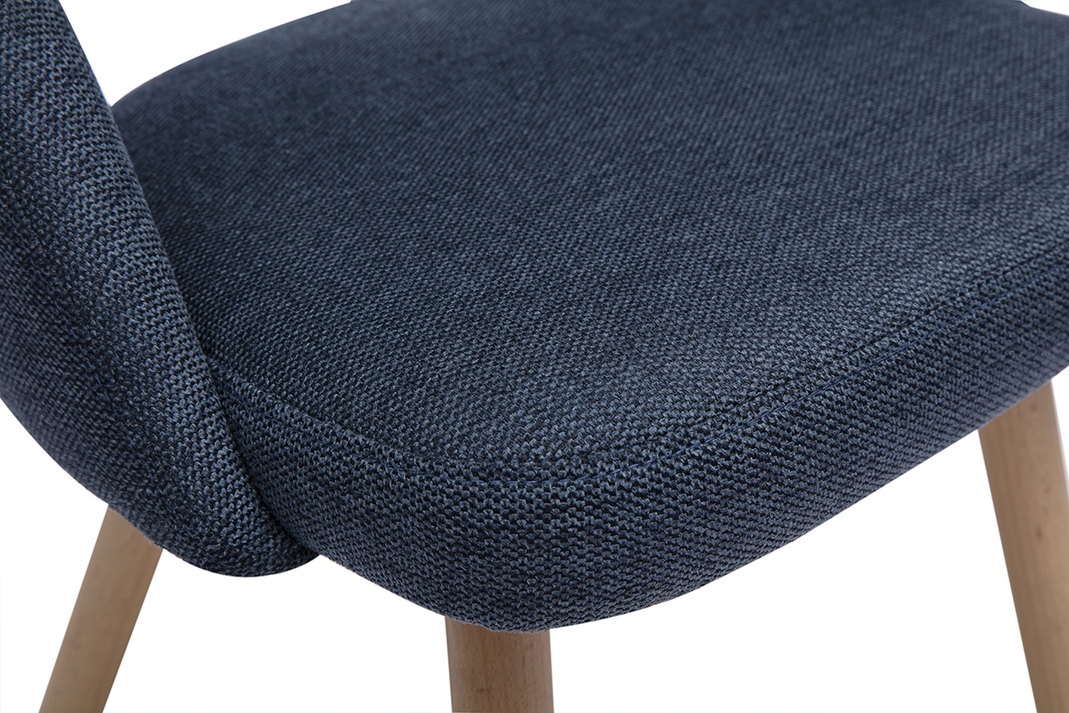 Detalle de una silla escandinava de tela azul oscuro con patas de madera clara, vista de cerca.