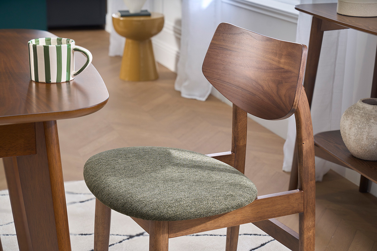 Silla escandinava de madera oscura y tela de terciopelo verde caqui, vista lateral.