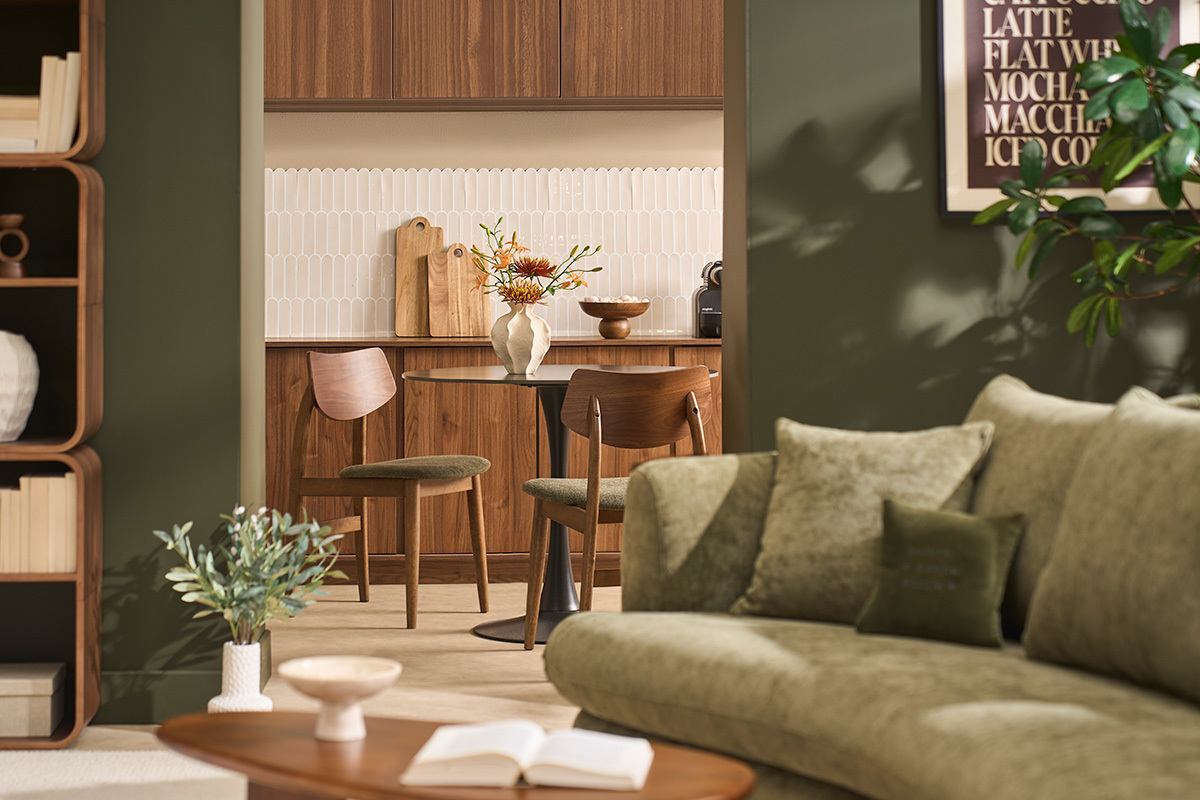Sillas escandinavas de madera oscura y tejido verde caqui en un entorno moderno, vista general